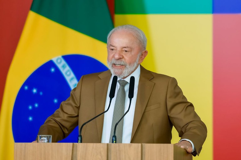 “Evitar que os efeitos das guerras cheguem ao povo brasileiro”, diz Lula ao assinar medidas para proteger população da alta do petróleo