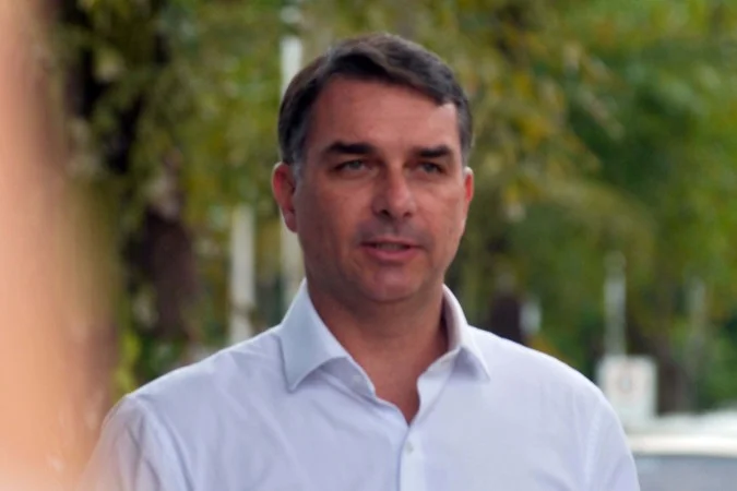 Defesa aguarda laudo para pedir pisão domiciliar a Bolsonaro, diz Flávio