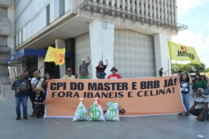 Movimentos fazem ato em frente ao BRB contra gestão do GDF e crise no banco