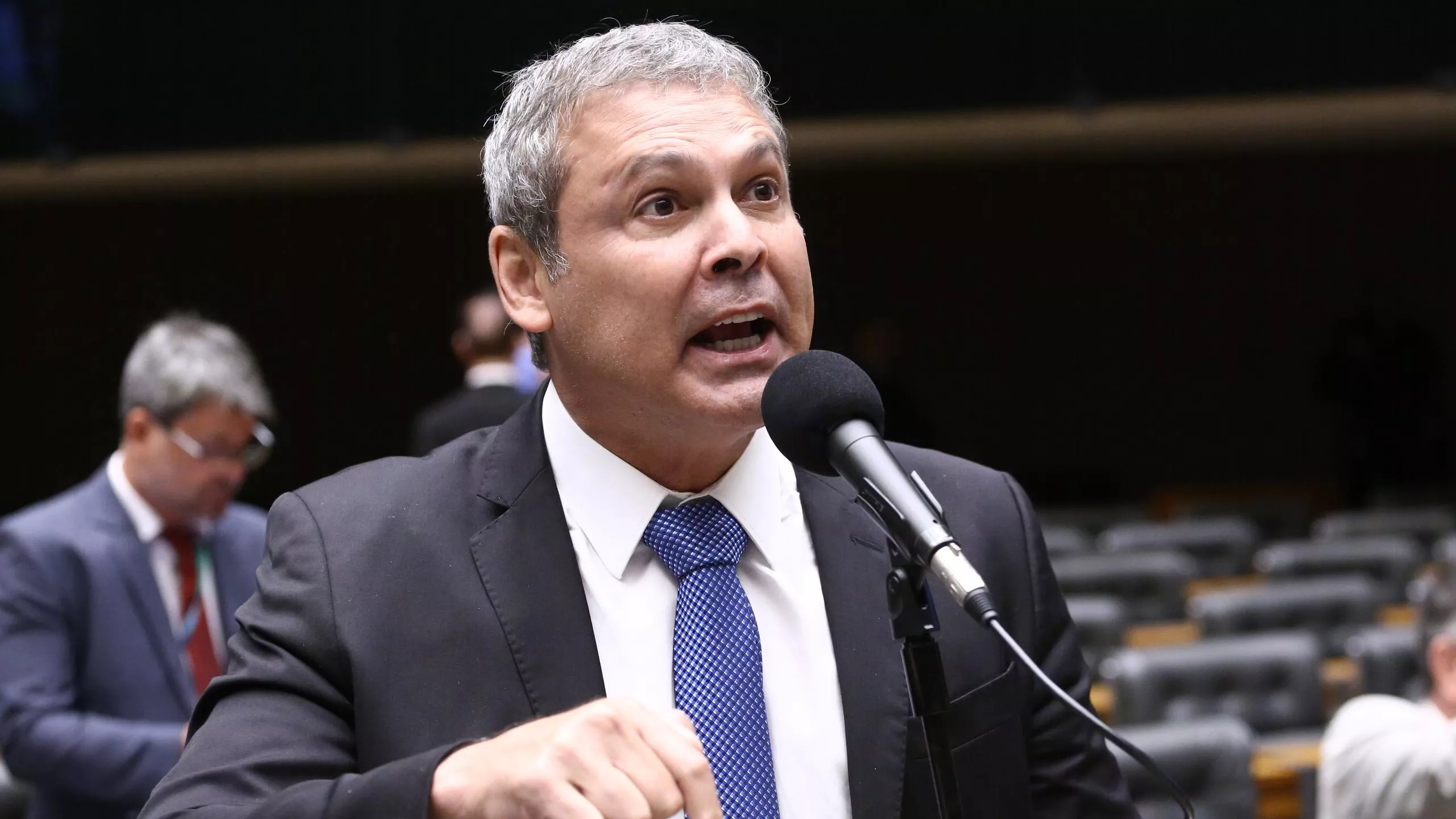 Lindbergh aciona PGE contra Nikolas por uso de jato ligado ao Master na campanha de 2022