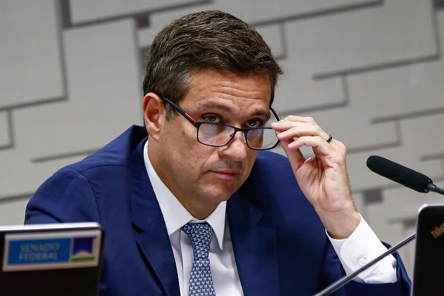 Lindbergh aciona PGR contra Campos Neto por omissão no caso Master