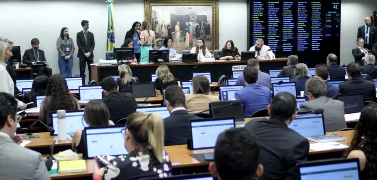 CCJ da Câmara vota relatório sobre fim da escala 6×1 nesta quarta