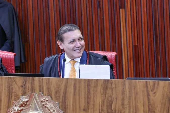 Nunes Marques suspende pesquisa que apontou queda de Flávio Bolsonaro