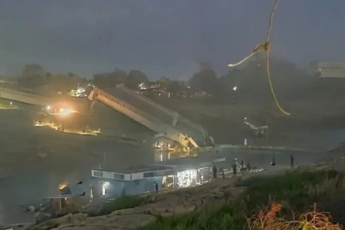 Ponte de R$ 36 mi desaba no Acre 2 anos após inauguração; 4 pessoas ficam feridas