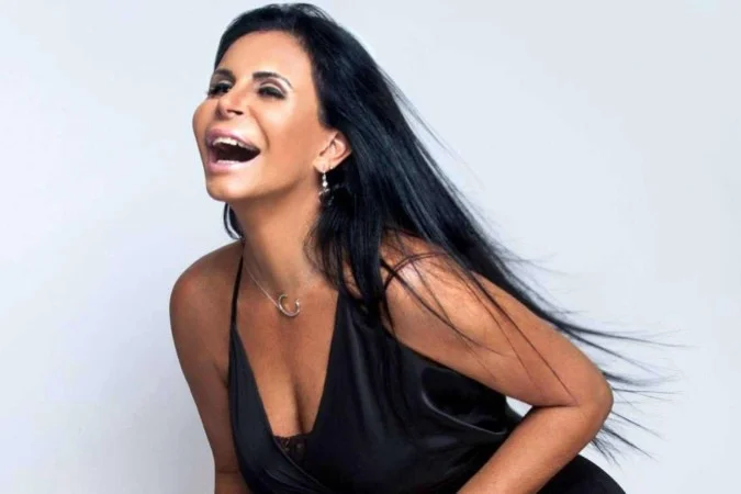 Gretchen diz que sua mãe sofreu influência extraterrestre na gravidez