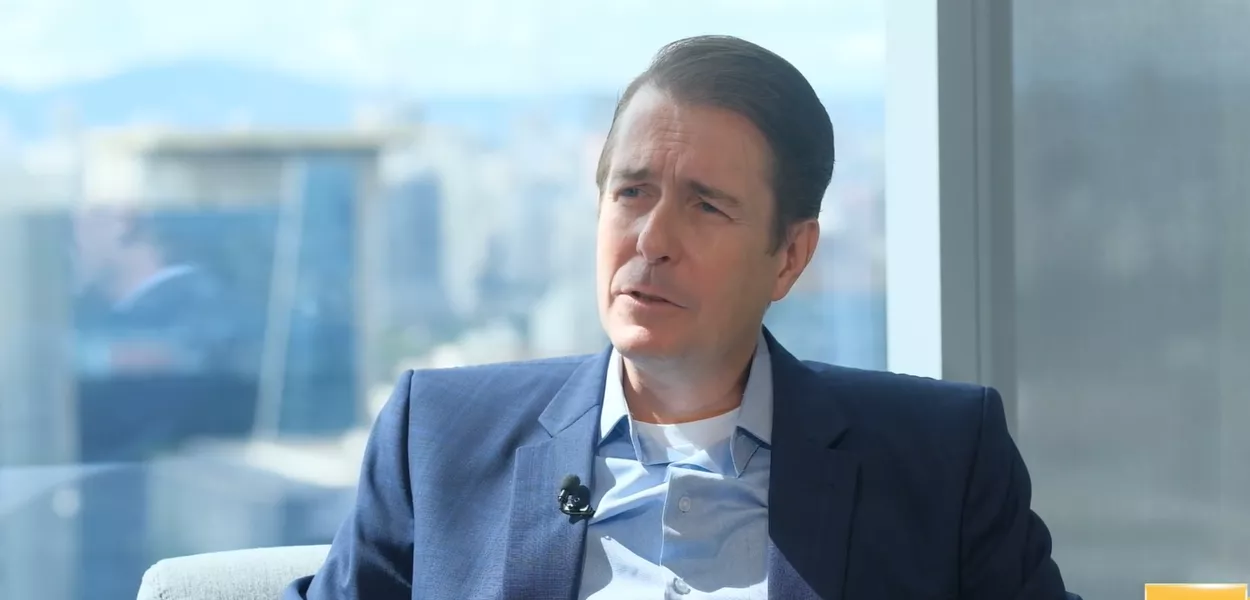 ‘Vitória de Flávio Bolsonaro pode gerar riscos institucionais para o país’, diz banqueiro