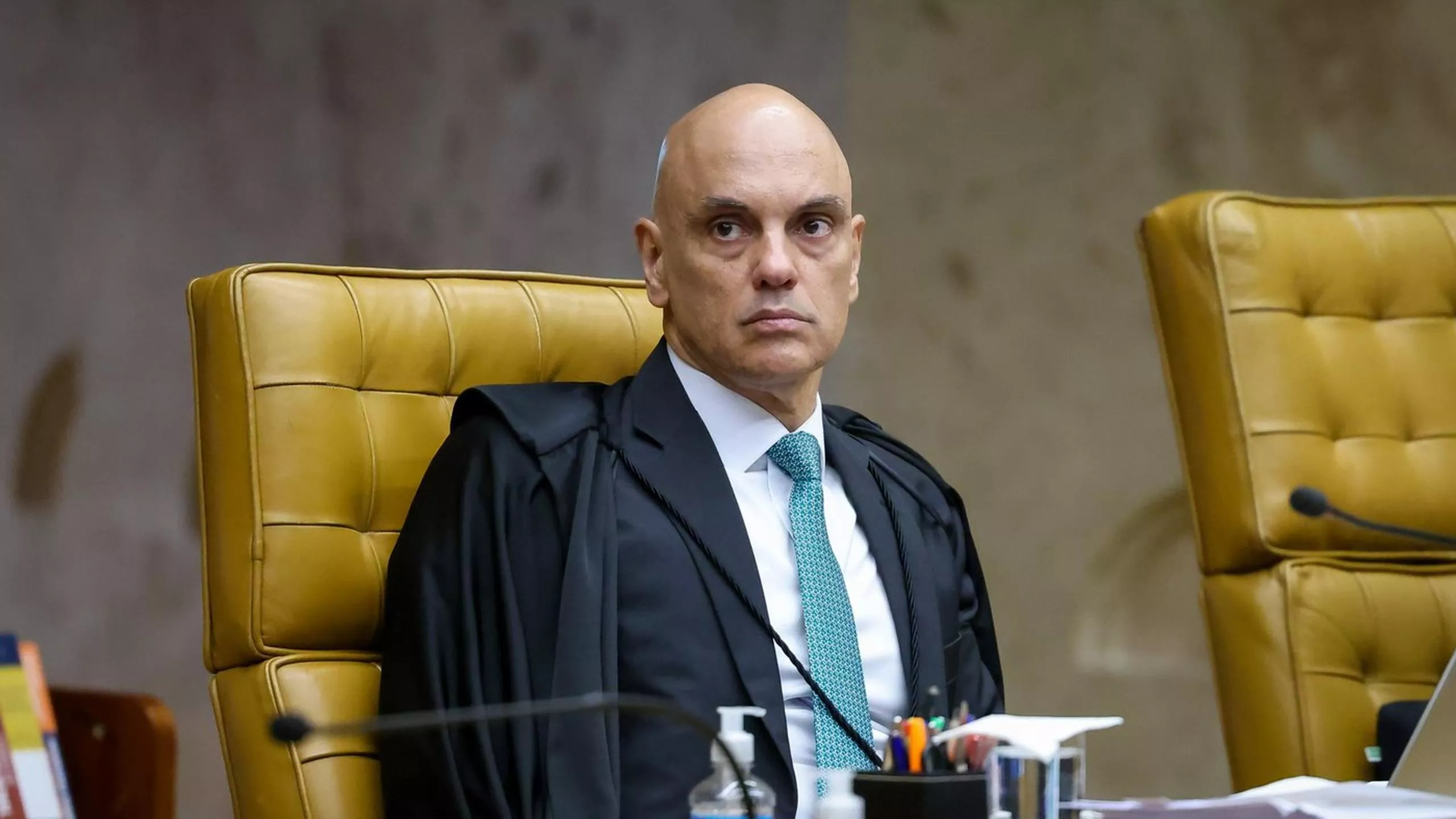 Moraes se reúne com defesa de Bolsonaro antes de decidir sobre prisão domiciliar
