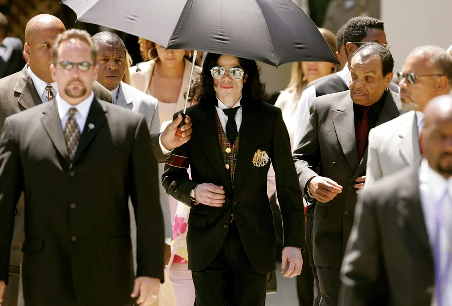 Michael Jackson: veja fotos históricas do julgamento revisitado em doc