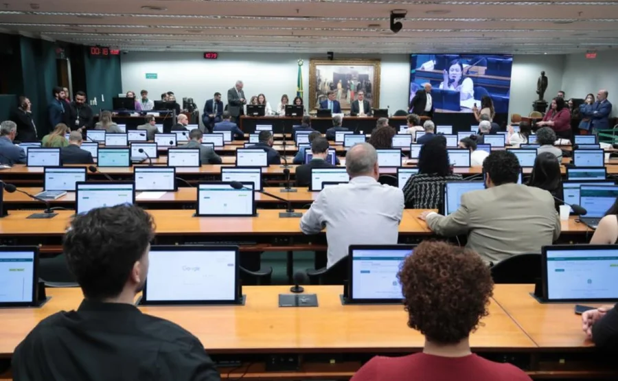 CCJ da Câmara aprova PEC que reduz a maioridade penal para 16 anos