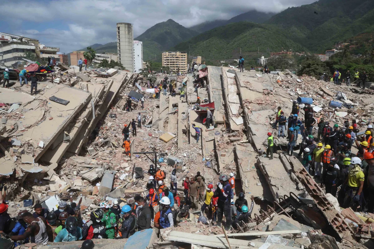 Venezuelanos improvisam necrotério em porto de La Guaira