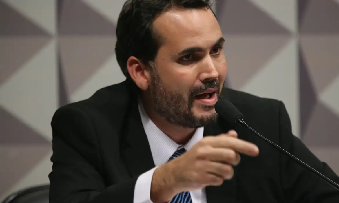 Governo mantém suspenso subsídio adicional de R$ 0,35 ao diesel, diz ministro