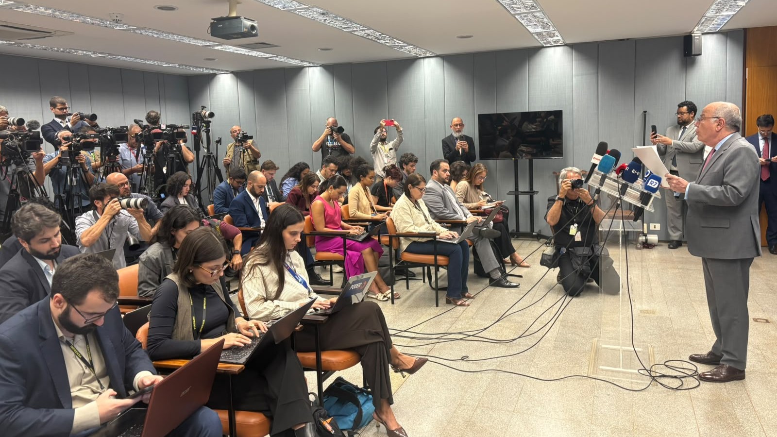 Governo Lula reage à tarifa dos EUA e Mauro Vieira defende soberania do Brasil
