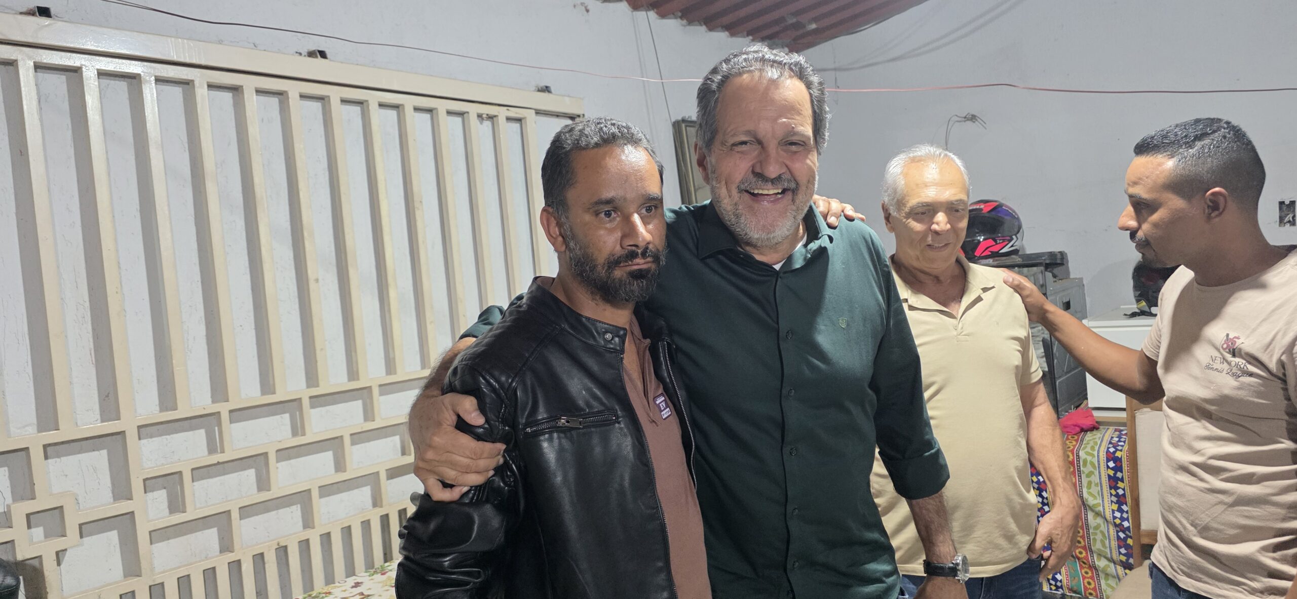 Agnelo Queiroz reforça diálogo com moradores durante encontro em condomínio privê