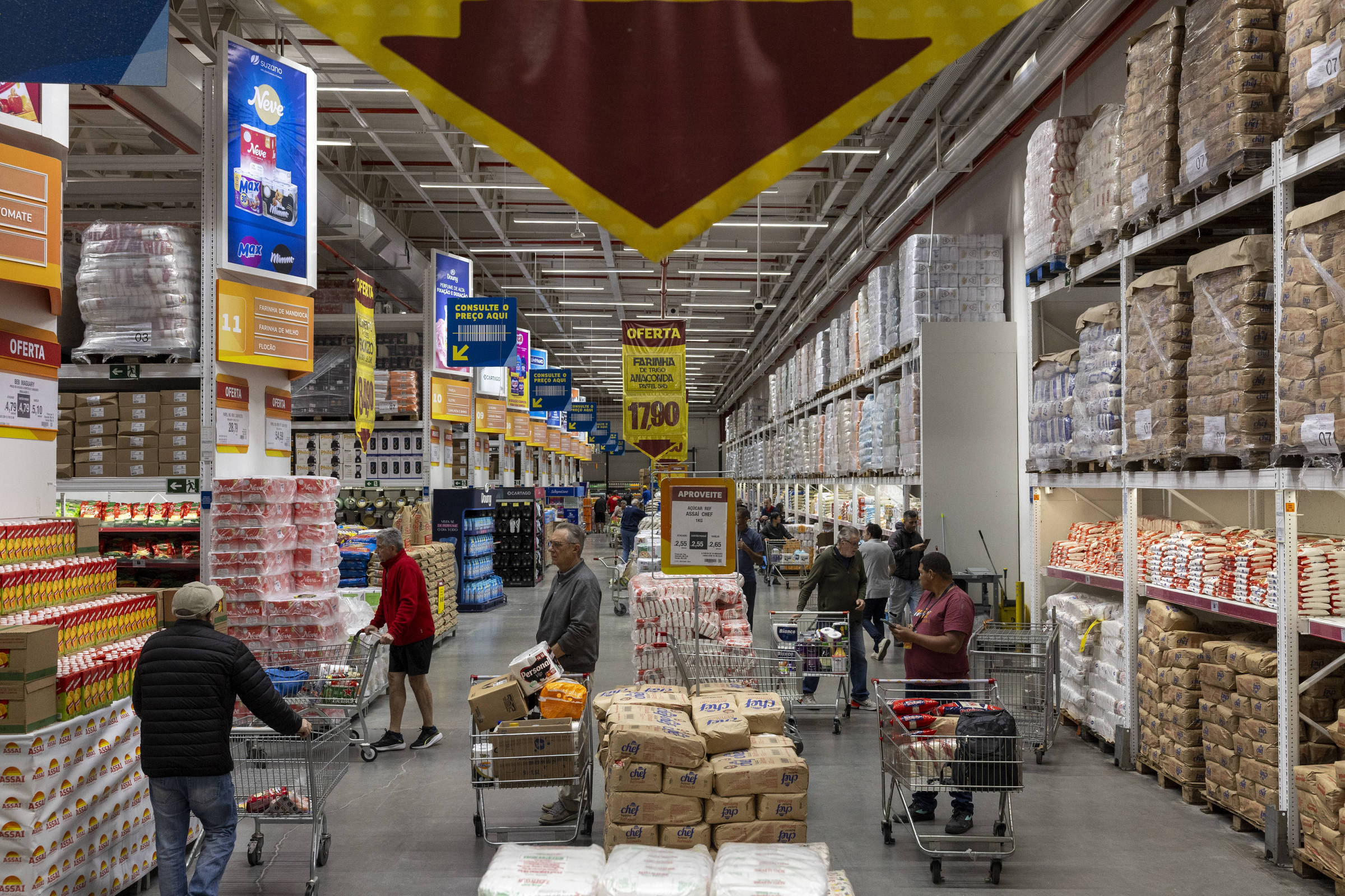 Inflação desacelera em julho e fica em 0,06%, puxada por alimentos, café e combustíveis