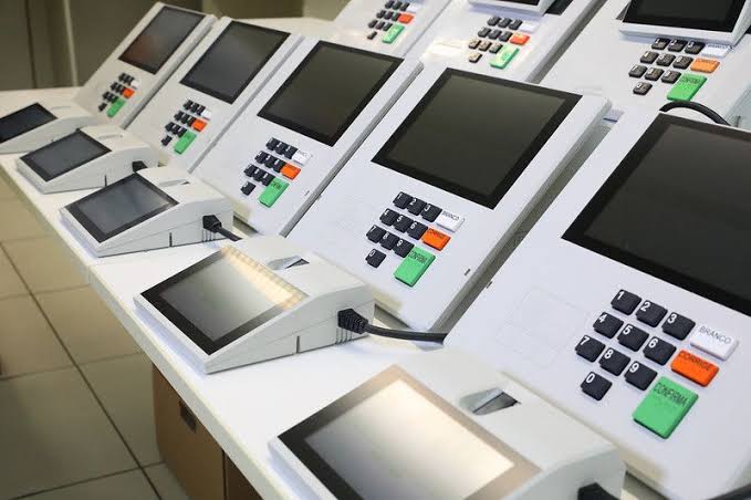 Flávio Bolsonaro repete estratégia do pai e volta a atacar urnas eletrônicas sem apresentar provas