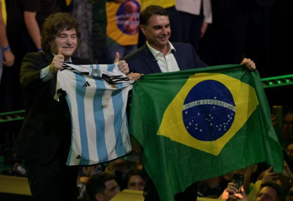 Planalto avalia que ações de Trump e Milei podem fortalecer candidatura de Flávio Bolsonaro