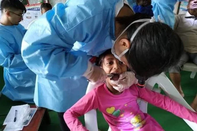 Estudo aponta relação entre bactérias da boca e artrite nas mãos