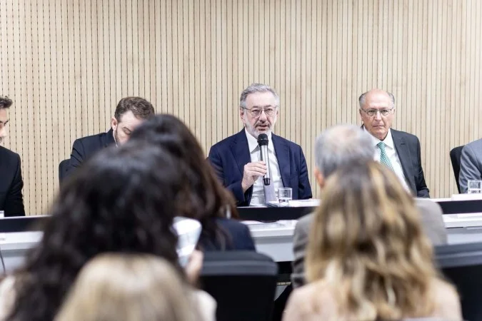 Governo busca alternativas para reduzir impactos do tarifaço dos EUA sobre produtos brasileiros