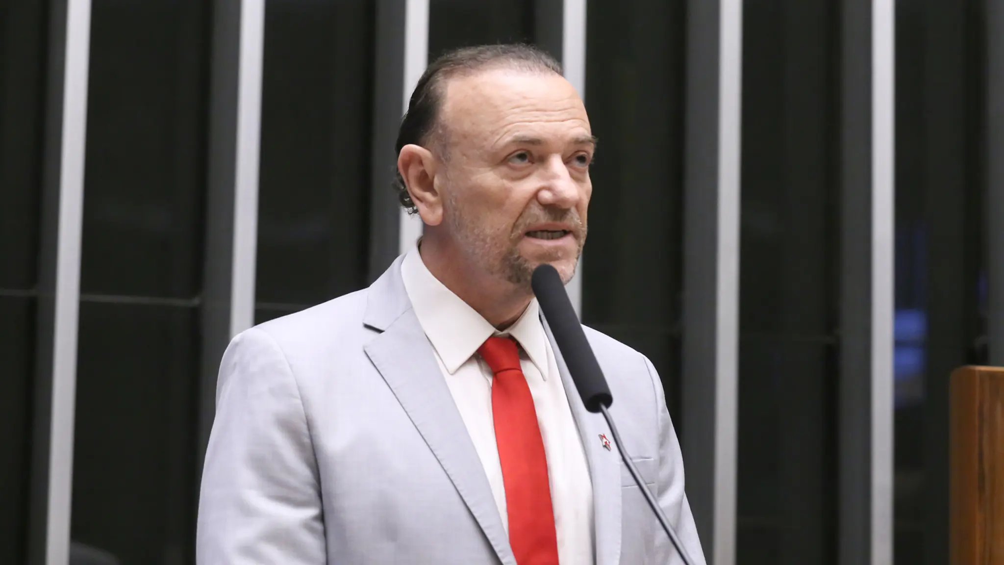 Em reunião, presidente do PT cobra engajamento de ministros na pré-campanha