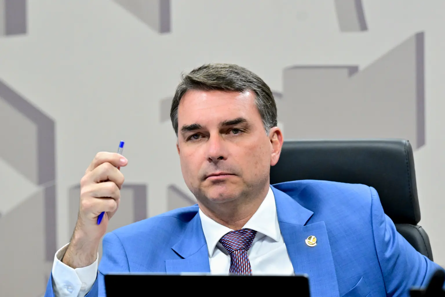 Pesquisa aponta que voto anti-Lula tem peso maior entre eleitores de Flávio Bolsonaro