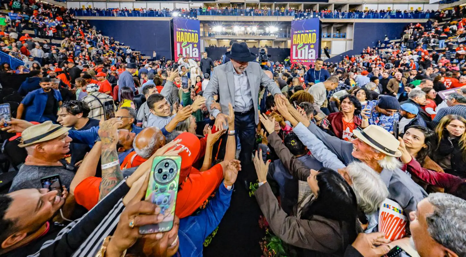 Lula lidera primeiro turno e vence Flávio Bolsonaro em simulação de segundo turno, aponta AtlasIntel