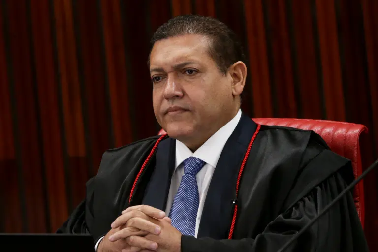 Artigo questiona atuação de Nunes Marques à frente do TSE nas eleições de 2026