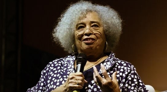 ‘O fascismo emerge, mas não entre o povo’, diz Angela Davis na Flip