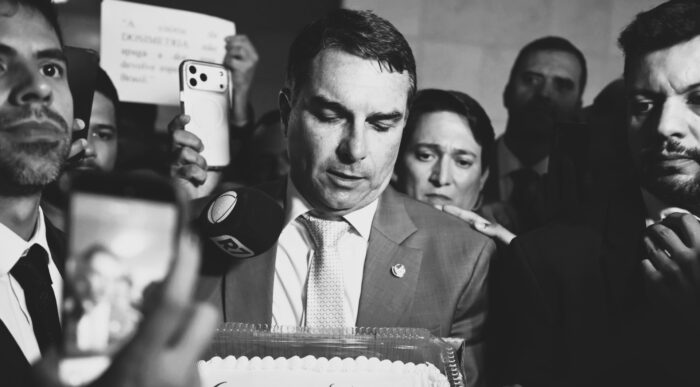 Brasil por elas? Flávio Bolsonaro reduz Lei Maria da Penha a “pedaço de papel” e amplia desgaste com eleitorado feminino