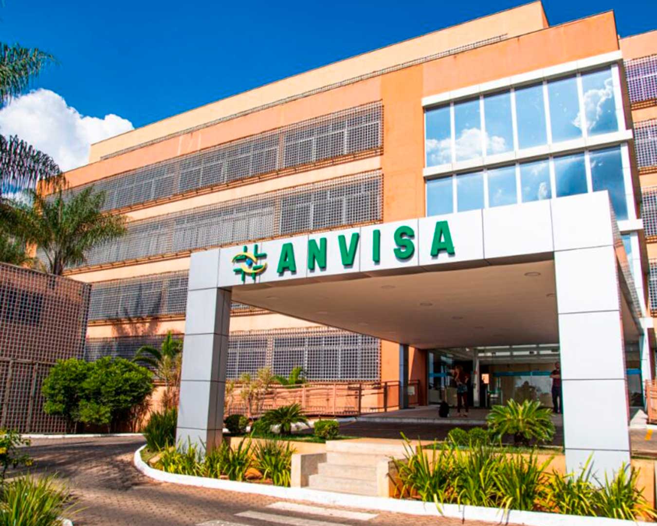 Anvisa proíbe venda e uso de cosméticos irregulares; veja produtos suspensos
