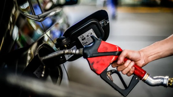 Gasolina com 32% de etanol começa a valer em todo o Brasil neste sábado