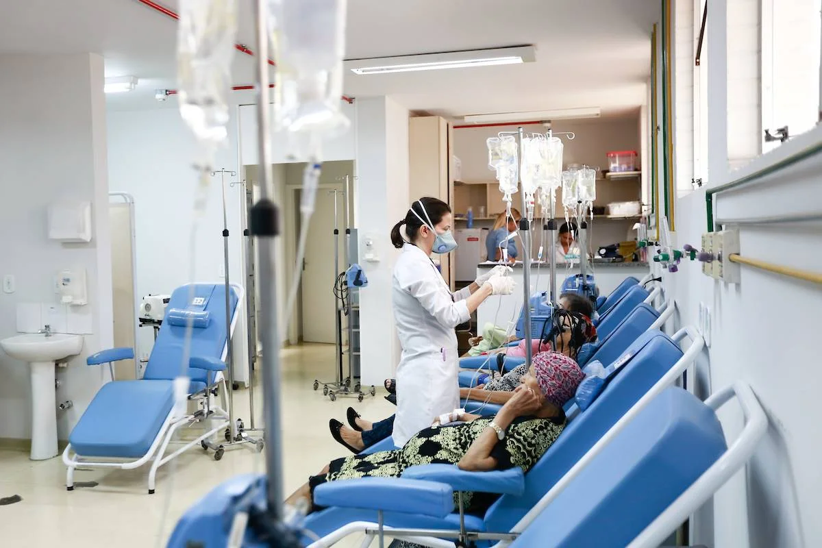 Paciente teme interrupção de quimioterapia após fim de contrato entre clínica e SES-DF