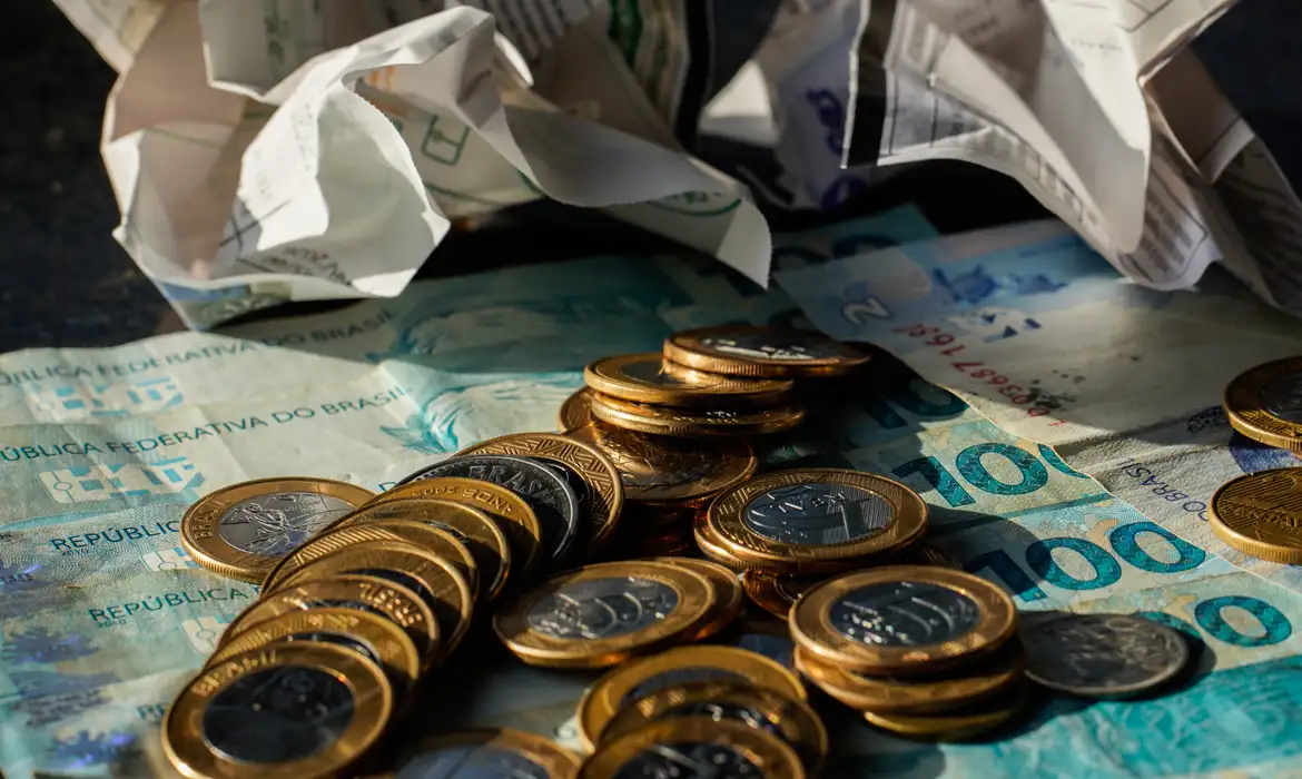 Economia brasileira cresce 0,7% em maio, impulsionada pelo consumo das famílias, aponta FGV