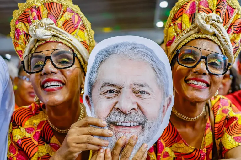 Lula chega à convenção como protagonista da disputa eleitoral e símbolo da defesa da democracia