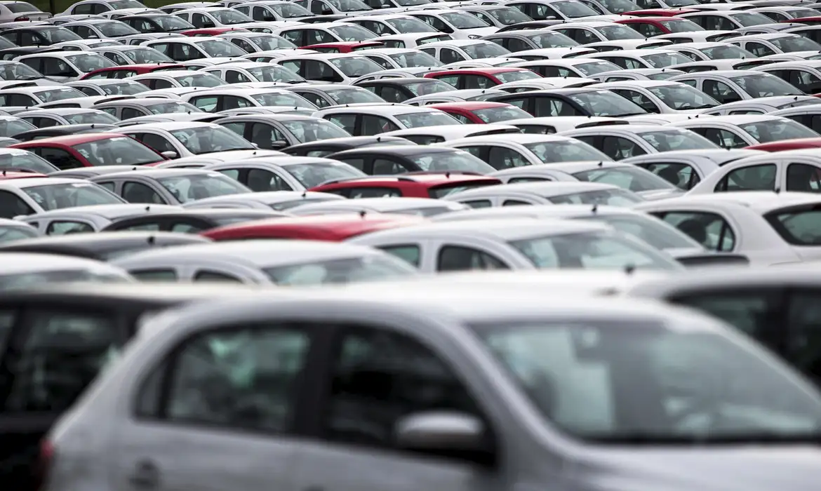 Emplacamentos de veículos crescem mais de 10% em julho, aponta Fenabrave