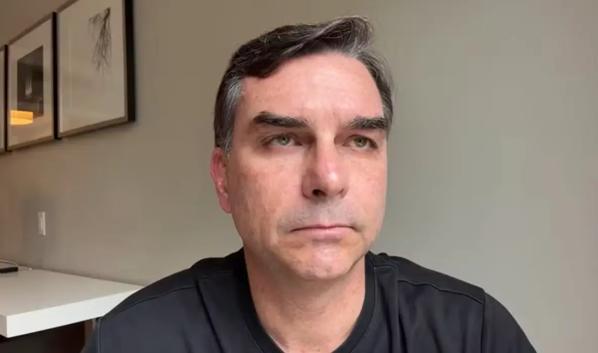 Dificuldade com alianças do Centrão deixa Flávio Bolsonaro mais próximo de chapa própria do PL