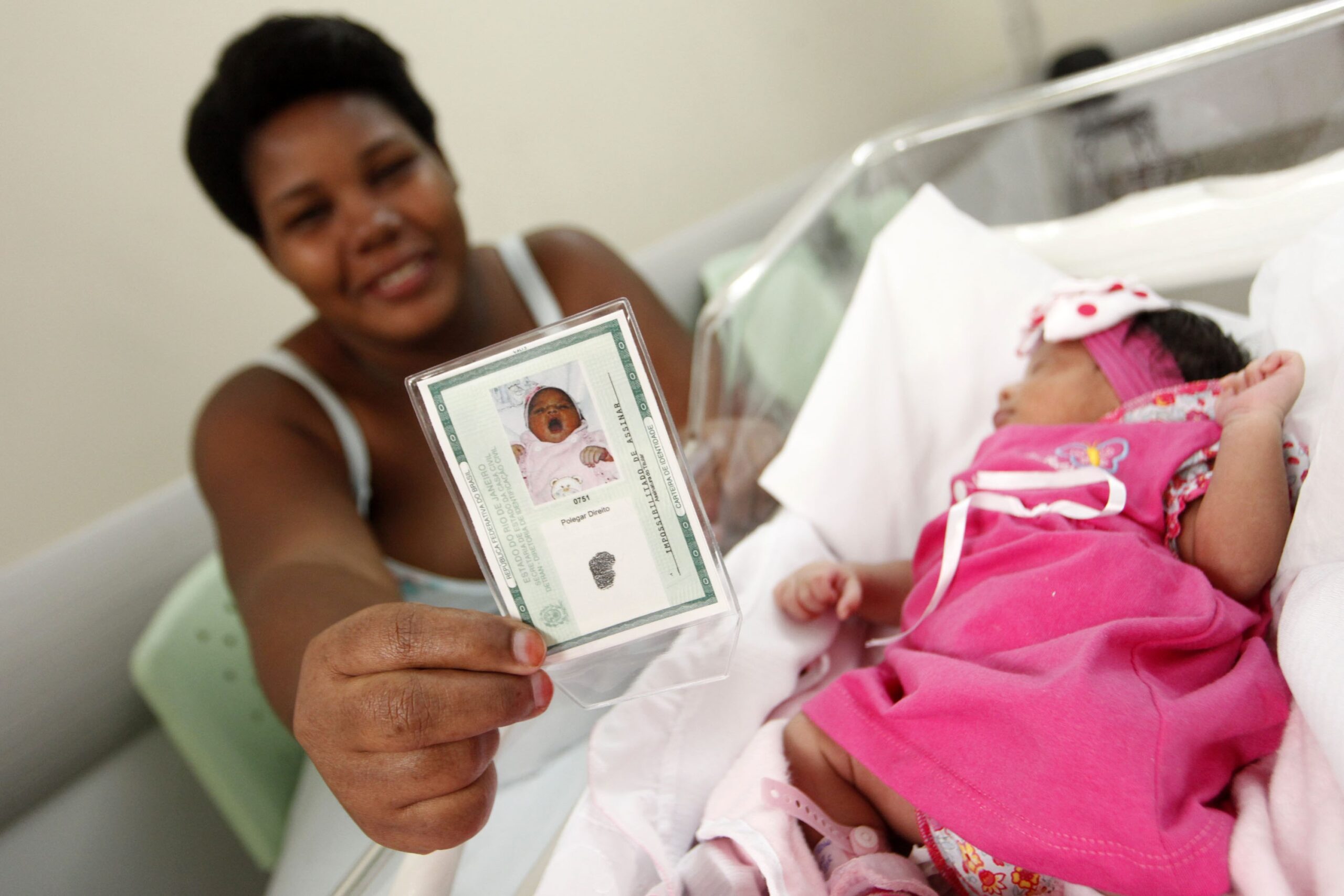 Carteira de Identidade Nacional para bebês e crianças: saiba como obter o documento no Distrito Federal