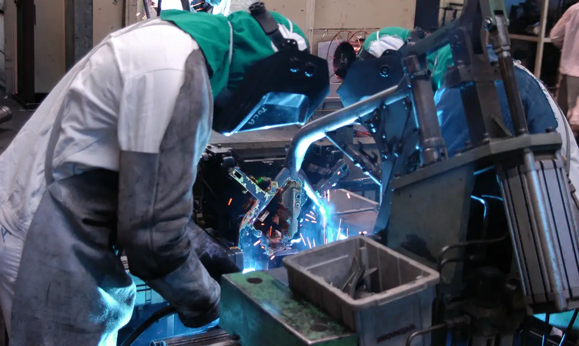 Produção industrial cresce 0,2% em julho e interrompe sequência de quedas