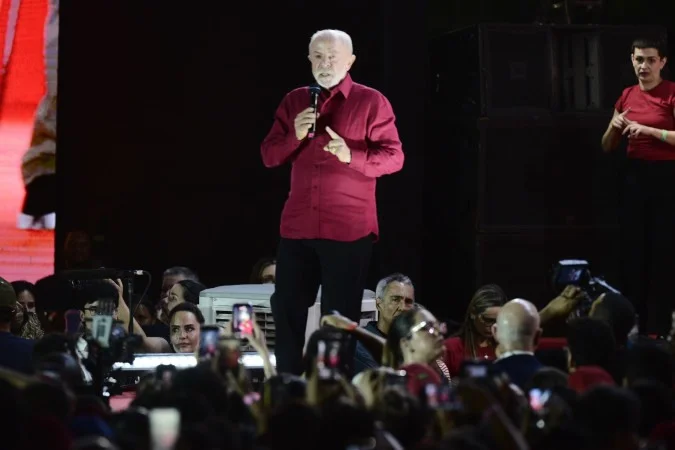 Lula responsabiliza Ibaneis por crise no BRB durante comício em Ceilândia