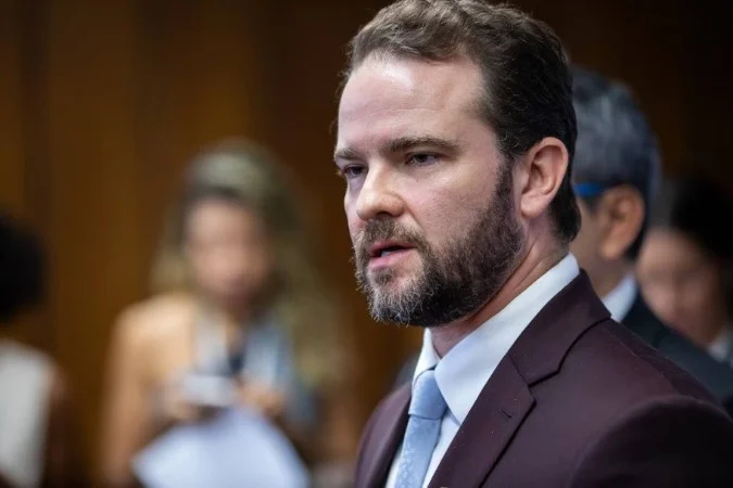 Governo estuda comprar dívidas antigas de famílias brasileiras