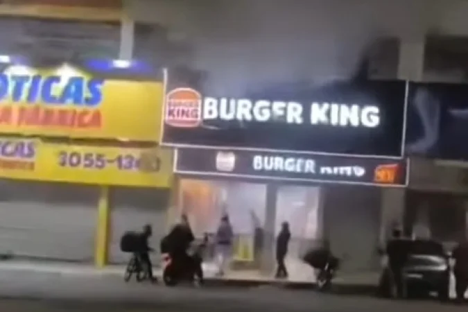 Incêndio atinge loja de fast-food no centro de Ceilândia