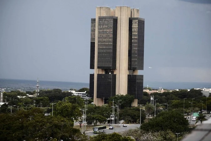 Endividamento de famílias e empresas aumenta riscos para o crédito, alerta Banco Central