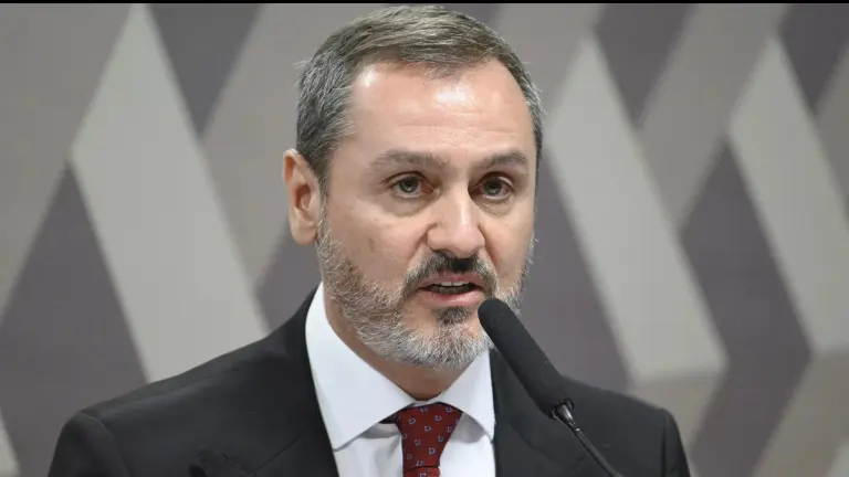 Decisão de Mendonça sobre a PF provoca críticas e reacende debate sobre interferência judicial