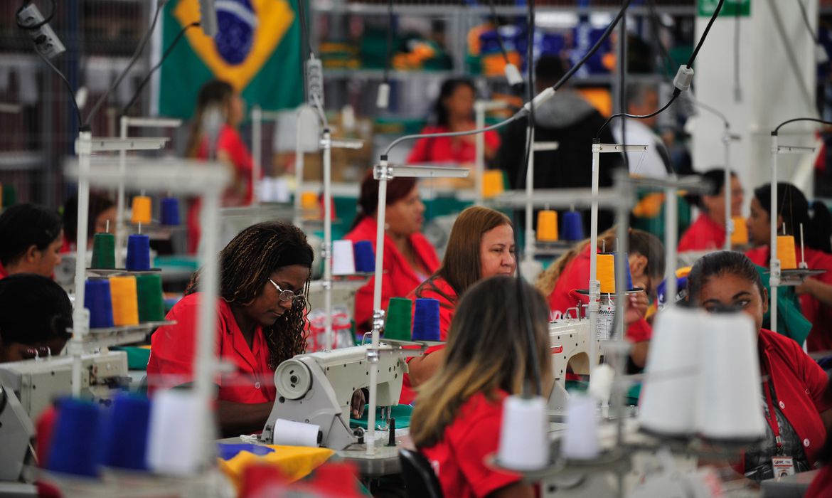 Brasil atinge recorde de 103 milhões de ocupados e registra menor número de desempregados da série histórica