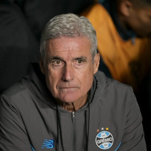 Grêmio demite Luís Castro após sequência ruim no Brasileirão; Felipão assume interinamente