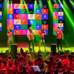Grupo Monobloco se apresenta no palco durante show musical.