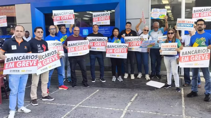 Funcionários da Caixa Econômica Federal durante greve.
