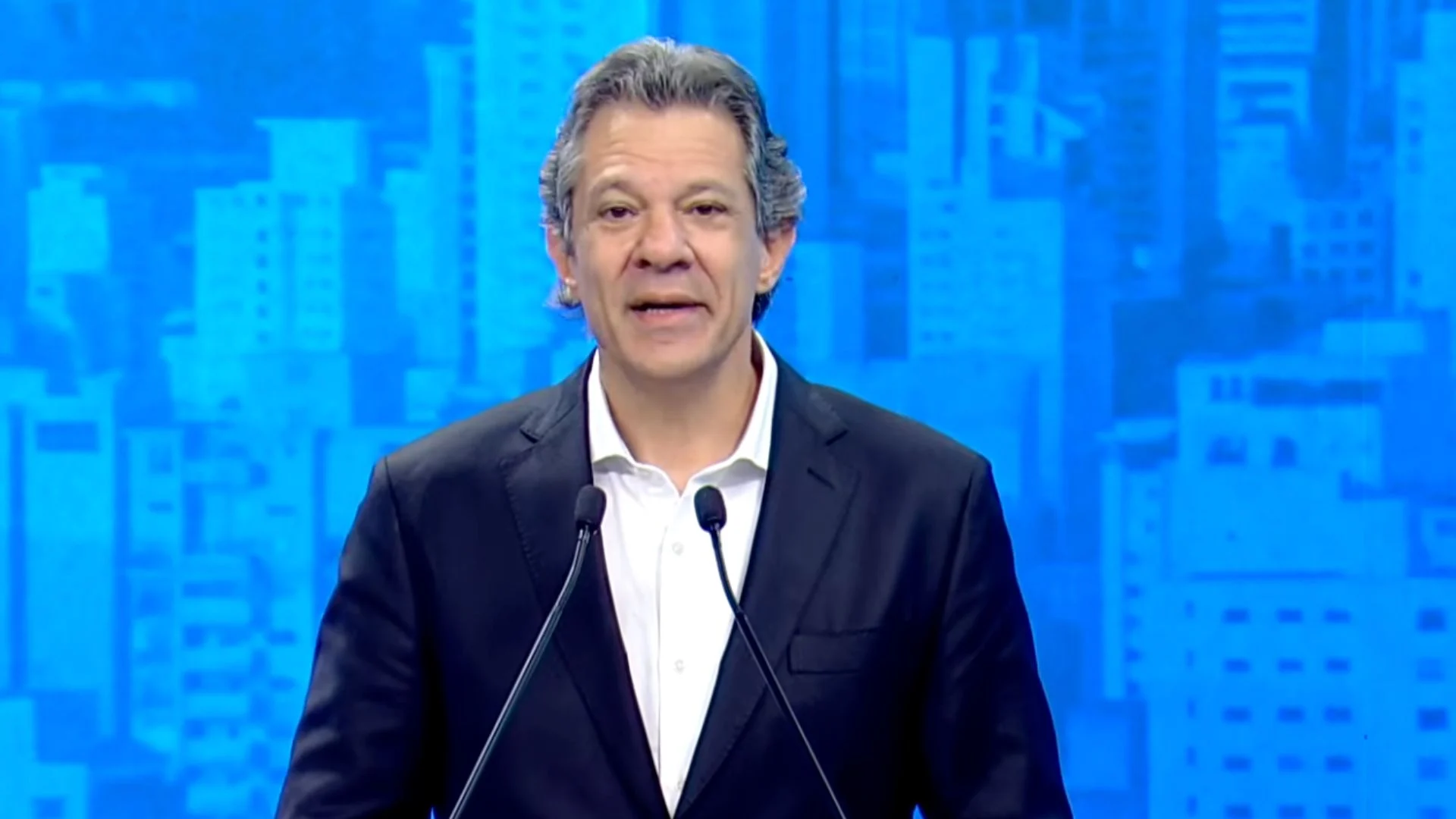 Tarcísio não participa de debate, e Haddad apresenta propostas para São Paulo