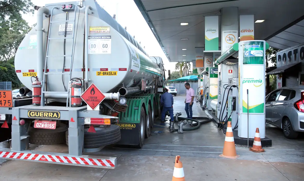 Governo amplia subsídios para gasolina e diesel após alta do petróleo