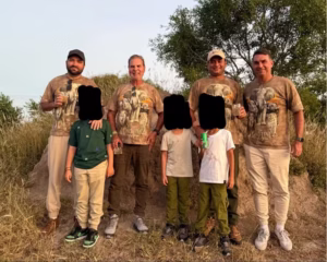 Flávio Bolsonaro aparece ao lado de Weverton Rocha, Willer Tomaz e Carlos Alberto de Sá durante viagem à África do Sul.