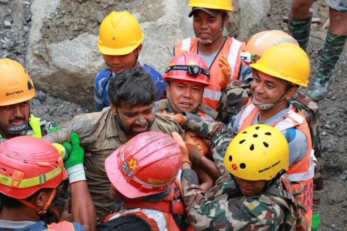 Resgate de trabalhadores soterrados em túnel no Nepal renova esperança por sobreviventes